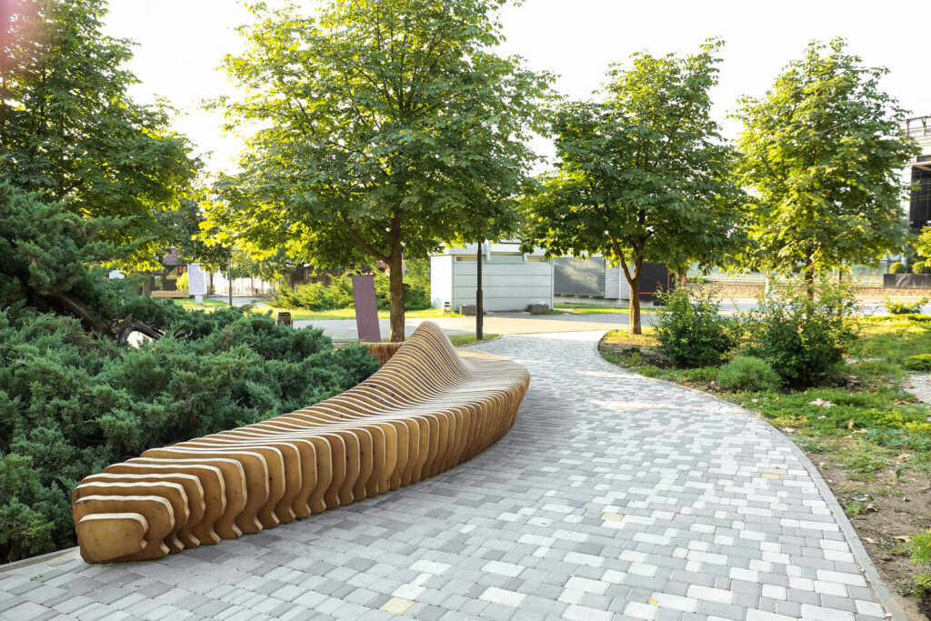 Parc urbain aménagé avec banc design, illustrant les investissements en infrastructures à Québec