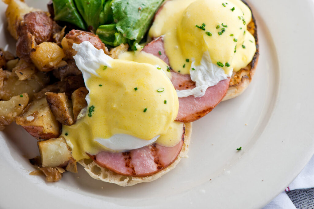 Assiette d'oeufs bénédictine, brunch de fin de semaine à Québec