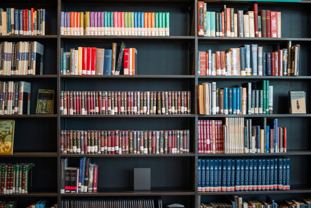 Rayonnages d'une bibliothèque publique, comme le réseau des bibliothèques de Québec
