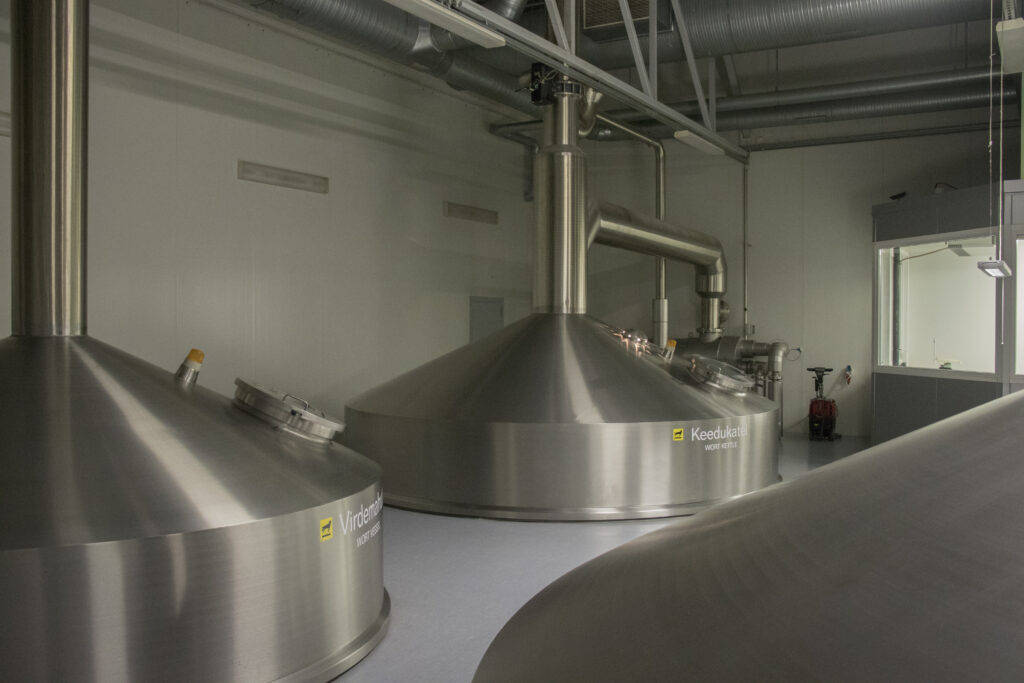 Cuves de brassage en acier inoxydable dans une microbrasserie