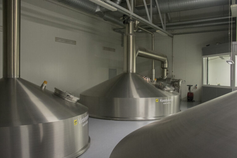 Cuves de brassage en acier inoxydable dans une microbrasserie